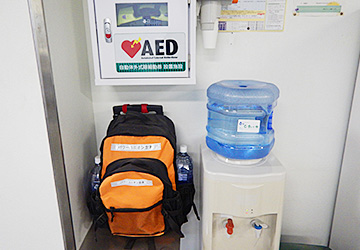 AED、緊急防災リュック、水サーバーの常時